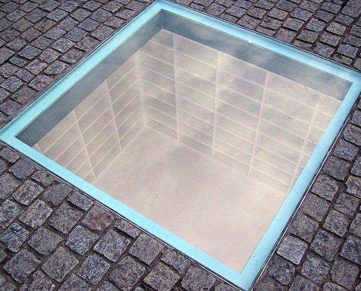 14.1 por Asiir 800px Buecherverbrennung Denkmal Bebelplatz Berlin
